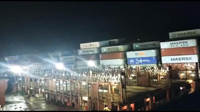 Containership-Tina-I-Collides-With-Grounded-Iranian-Vessel--