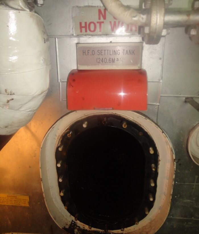 Sludge cleaning HFO tank