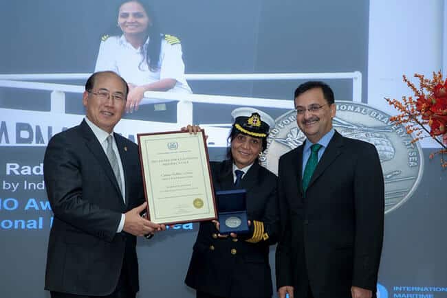 receives-bravery-at-sea-award