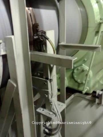 Shaft earthing device