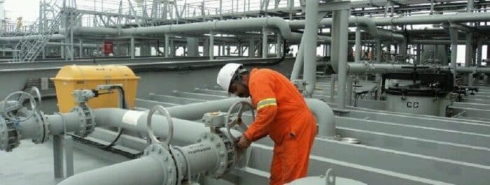 Bunkering fuel on ship