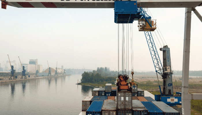 container ship unloading