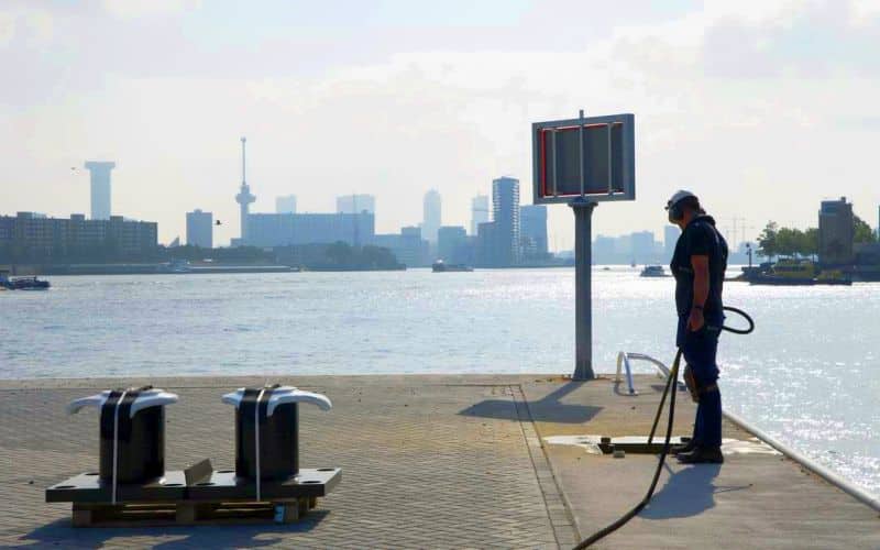 Rotterdam 9 juli 2021 Geprinte bolder bij de sleepboothavenop Heijplaat foto