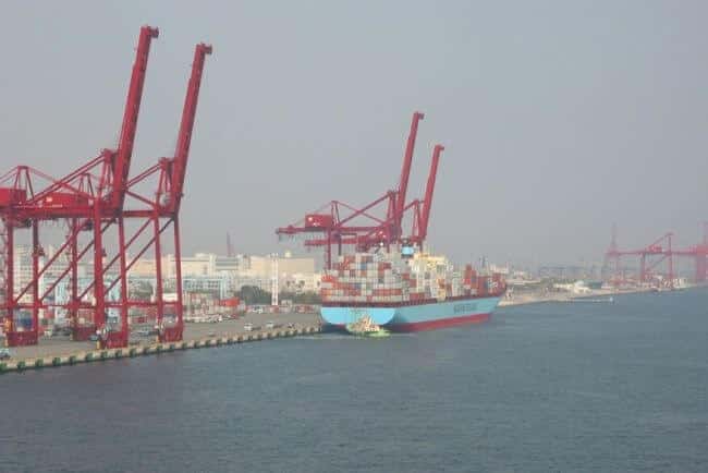 Maersk to offer customers carbon-neutral transport