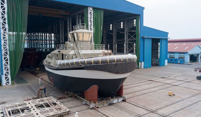 reversed_stern_drive_tug_electric - PORTS OF AUCKLAND’S FULLY ELECTRIC DAMEN RSD-E TUG 2513 LAUNCHED AT SONG CAM SHIPYARD