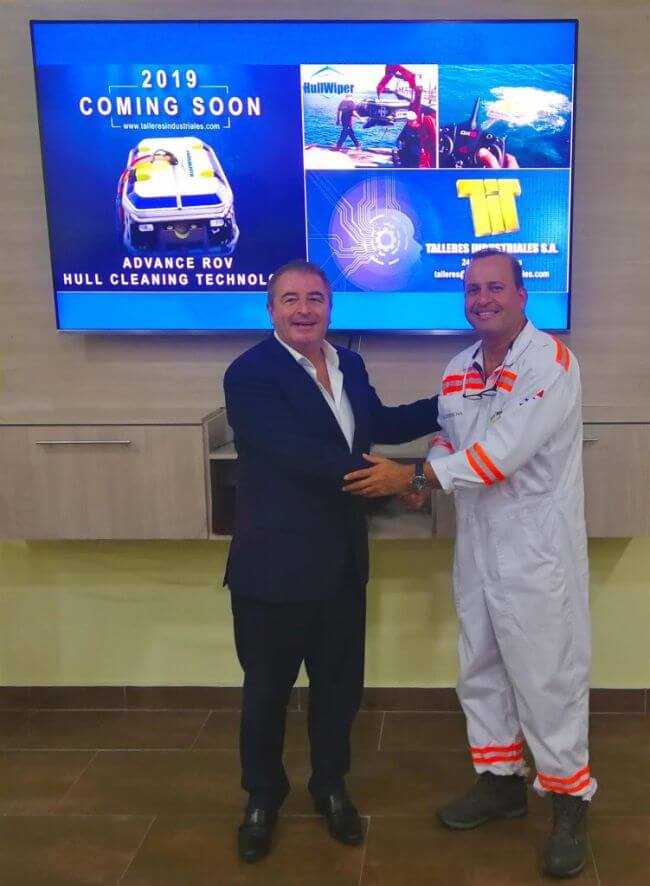 William Hill, HullWiper Vice President (left) and Talleres Industriales Managing Director, Lino Arosemena